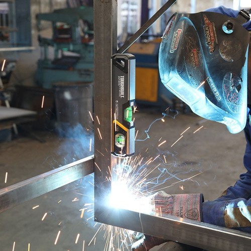 Nivel Magnético Tubular LED 23cm Neodimio Con Pilas AAA TOUGHBUILT